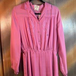 Vintage 70’s pink dress with floral cutout in‎ front pleated skirt 126 42” chest